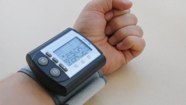 Blood pressure appareil — Stock Video