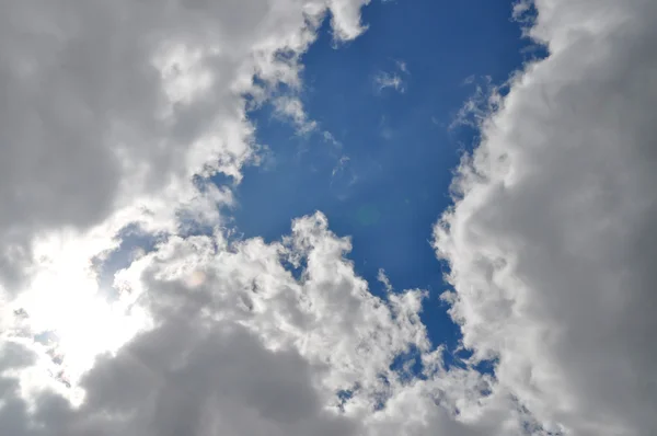 Weiße und graue Wolke — Stockfoto