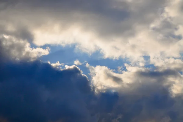 Λευκή Και Γκρι Αφράτα Σύννεφα Στον Καταγάλανο Ουρανό — Φωτογραφία Αρχείου