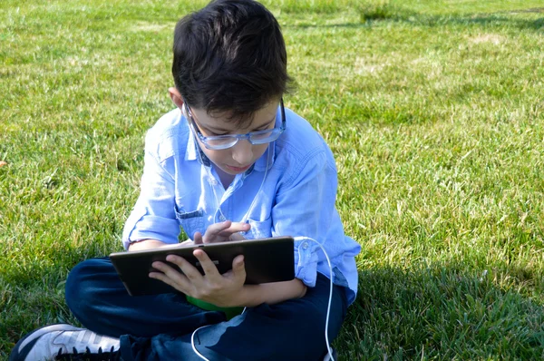 Barn använder tablet — Stockfoto
