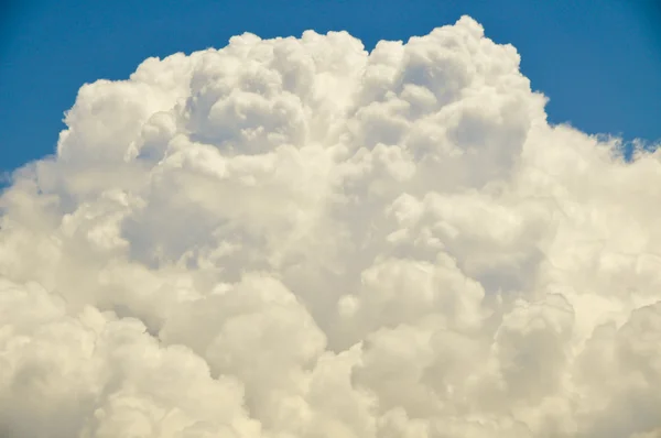 Nuvens e céu azul — Fotografia de Stock