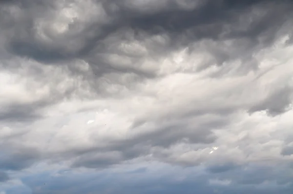 Nuvem branca e cinza — Fotografia de Stock