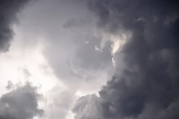 Weiße und graue Wolke — Stockfoto