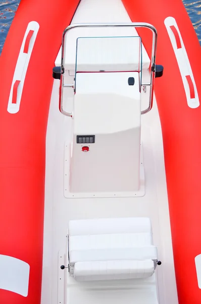 Röd uppblåsbar båt — Stockfoto