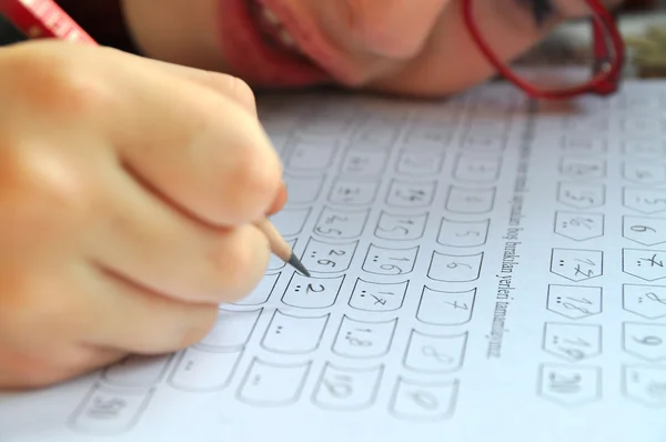 Niño haciendo la tarea —  Fotos de Stock