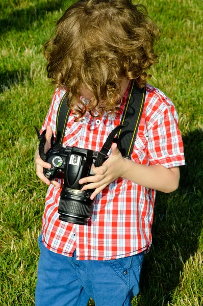 Piccolo bambino fotografo — Foto Stock