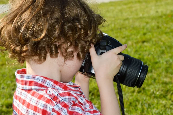 Piccolo bambino fotografo — Foto Stock