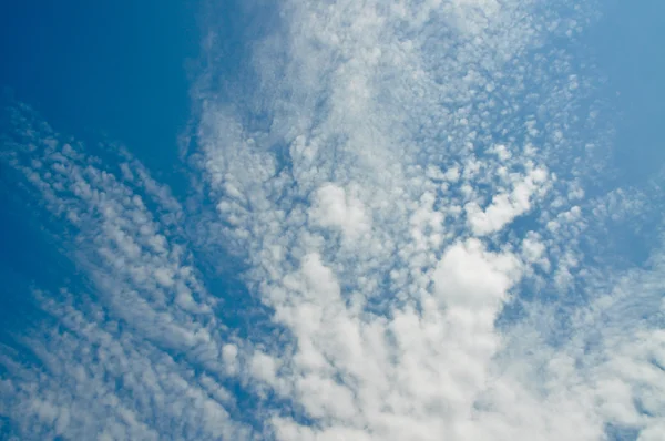 Nuvole e cielo blu — Foto Stock