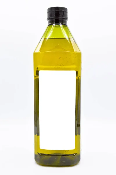 プラスチックボトルに詰められた天然オリーブオイル 使用可能な製品 白い背景に隔離された — ストック写真