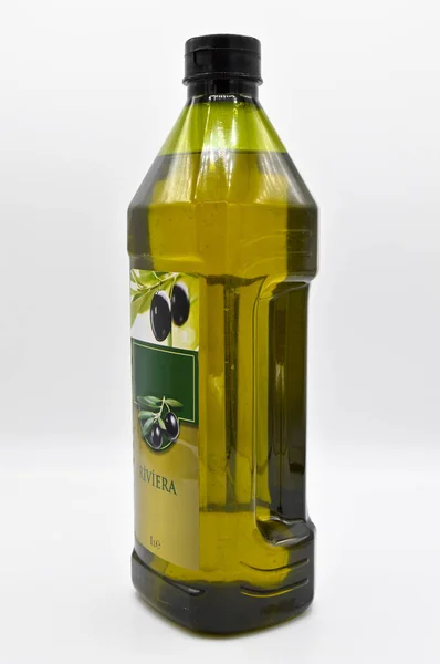 トルコの1リットル プラスチックボトルに詰められた天然オリーブオイル 使用準備ができている製品 白い背景に隔離された — ストック写真