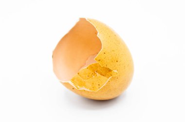 Kahverengi yumurta kabukları, kırık yumurta kabukları, beyaz arka planda izole edilmiş.