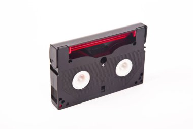 Beyaz arkaplanda izole edilmiş küçük siyah MiniDV format video kaseti