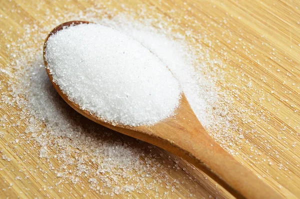 Azúcar Granulado Blanco Cuchara Madera Sobre Tabla Cortar Bambú Sobre — Foto de Stock