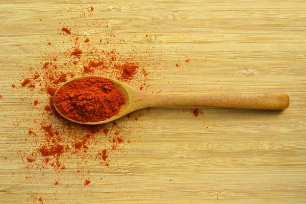 Getrocknete Aromatische Paprika Holzlöffel Auf Bambus Schneidebrett — Stockfoto