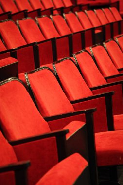 Modern sinema salonu boş ve kırmızı rahat koltuklar, sinema koltukları veya sandalye