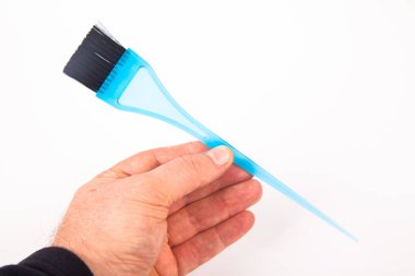 Kuaförlerde saç boyama için kullanılan mavi plastik fırça.