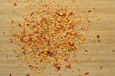 Bambu kesme tahtasında kurutulmuş kırmızı biber ahşabı.