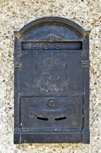 高級住宅の玄関ドア付近のヴィンテージメタルブラックメールボックス — ストック写真