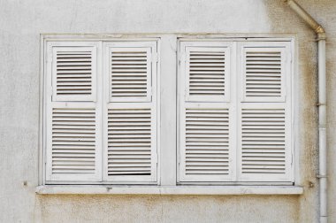 İstanbul 'daki Büyükşehir, İstanbul' da eski antik evlerde, eski moda ahşap pencere ve panjurlarda, İstanbul Türkiye Prensleri Adaları 'nda yer alıyor.