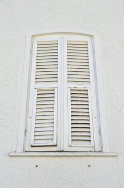 İstanbul 'daki Büyükşehir, İstanbul' da eski antik evlerde, eski moda ahşap pencere ve panjurlarda, İstanbul Türkiye Prensleri Adaları 'nda yer alıyor.