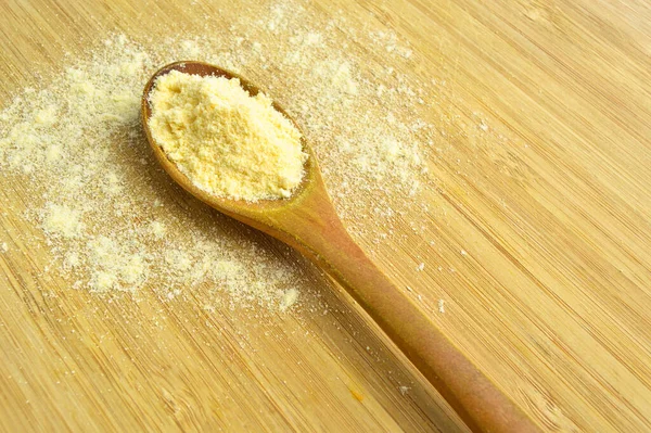 Farinha Milho Amarelo Não Cozida Colher Madeira Placa Corte Bambu — Fotografia de Stock