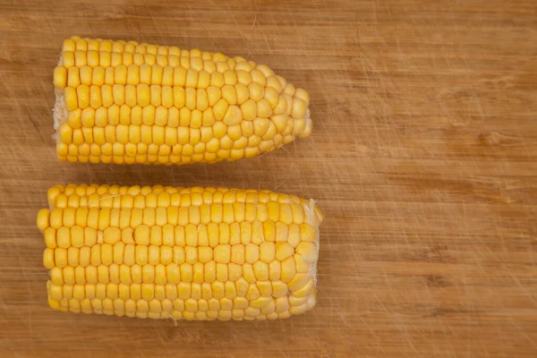 Zeer Verse Voedzame Gele Rijpe Maïskolven Bamboe Houten Ondergrond — Stockfoto