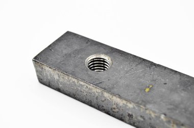 Metal irom endüstriyel parçalar, araçlar ve ekipmanlar, beyaz arka planda izole