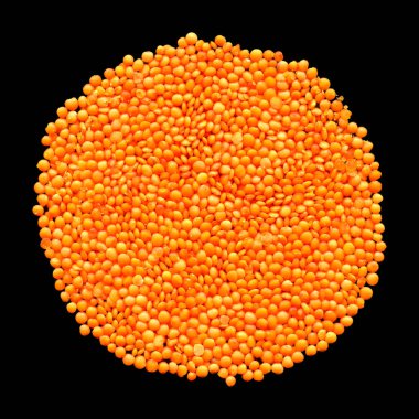 Kuru kırmızı ve turuncu organik mercimek tanecikleri ham doku, siyah arka planda izole edilmiş.