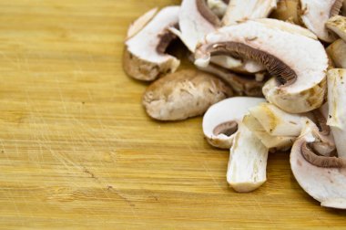 Sağlıklı ve taze kestane kestanesi kesilmiş mantarlar, bambu kesme tahtasında