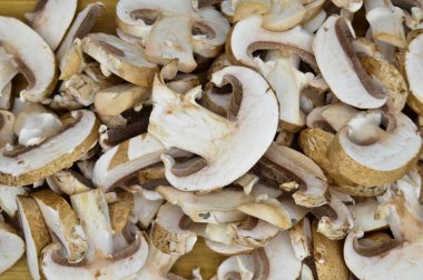 Sağlıklı ve taze kestane kestanesi kesilmiş mantarlar, bambu kesme tahtasında