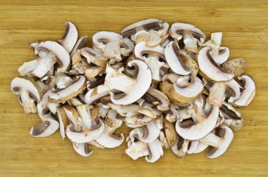 Sağlıklı ve taze kestane mantarları, bambu kesme tahtasında