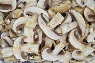 Sağlıklı ve taze kestane rengi mantarlar kapanıyor.