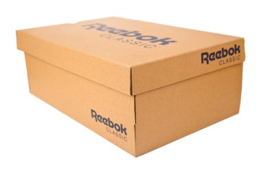 Kapalı bej renkli, karton kapaklı karton kutu, Reebok spor ayakkabı kutusu beyaz arka planda izole edilmiş, Türkiye İstanbul 10 Ekim 2020