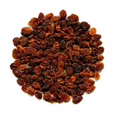 Beyaz arka planda izole edilmiş organik ve sağlıklı kuru üzüm taneleri.