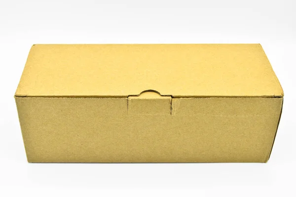 Zamknięte Beżowe Prostokątne Pudełko Kartonowe Tekturową Pokrywą Falistą Izolowane Białym — Zdjęcie stockowe
