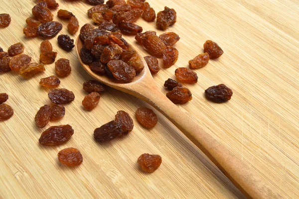 Raisins Secs Bio Sains Dans Une Cuillère Bois Sur Une — Photo