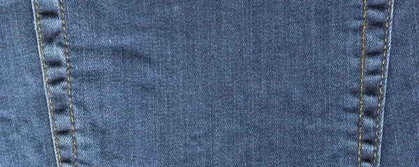 浅蓝色牛仔斜纹棉布背袋的特写细节 — 图库照片