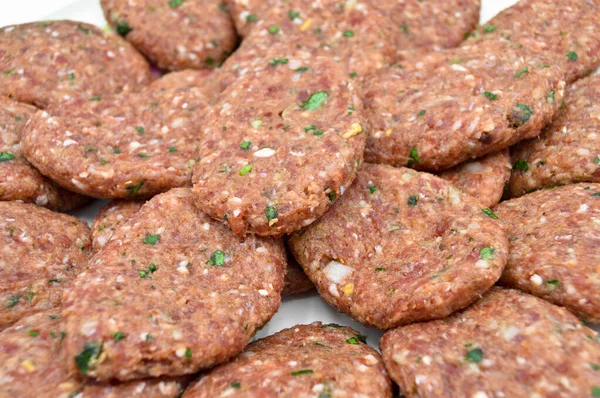 Çeşitli Yapımı Baharatlarla Yapılmış Çiğ Biftek Köfteleri Çiğ Kofta Bifteği — Stok fotoğraf