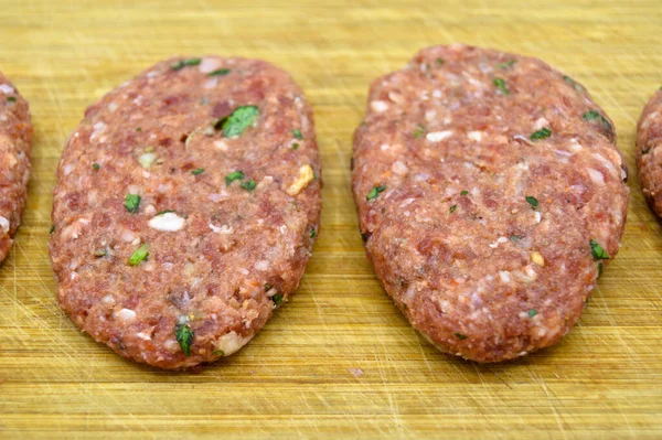 Rauwe Rundvlees Gehaktballen Gemaakt Met Verschillende Zelfgemaakte Kruiden Rundvlees Kofte — Stockfoto
