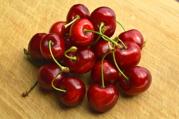 Juicy Sweet Natural Organic Fresh Cherry Sour Cherry Bambusz Vágódeszkán — Stock Fotó