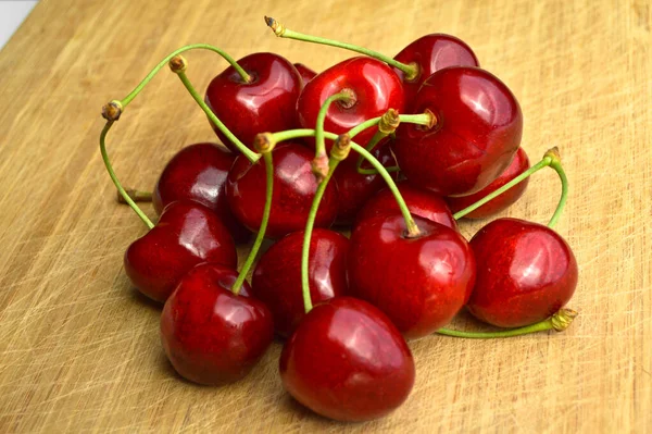 Juicy Sweet Natural Organic Fresh Cherry Sour Cherry Bambusz Vágódeszkán — Stock Fotó