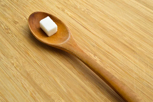 Białe Kostki Cukru Desce Cięcia Bambusa Drewnianej Łyżeczce — Zdjęcie stockowe