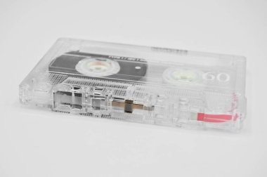 Altmış dakika şeffaf eski moda kompakt ses kaseti, beyaz arkaplanda izole edilmiş.