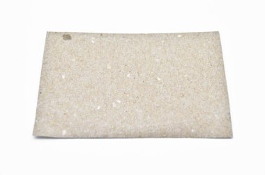 Kahverengi ve bej renkli karton detaylar, beyaz arka planda izole edilmiş.