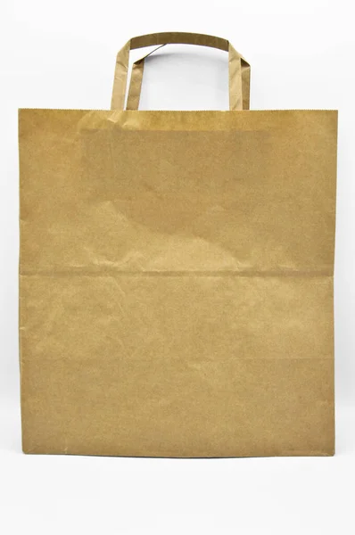 重复使用的纸袋 白色背景的米黄色购物袋 天然产品 可循环利用的纸张 — 图库照片