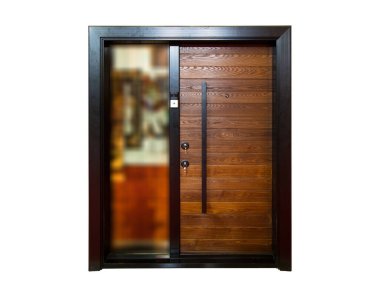 Modern ahşap görünümlü ön kapı, çok sağlam çelik kapı, beyaz arka planda izole edilmiş.
