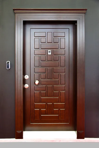 Moderna Porta Ingresso Legno Marrone Sistema Elettronico Chiusura Sicurezza Porta — Foto Stock