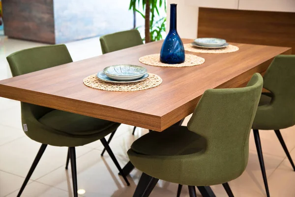 Cozinha Moderna Área Interior Mesa Jantar Noz Madeira Cadeiras Verdes — Fotografia de Stock