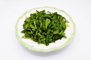 Taze çiğ yeşil sağlıklı roka salatası, beyaz arka planda izole edilmiş.