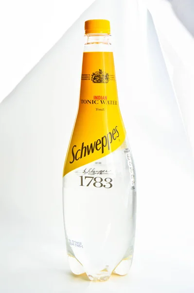 Schweppes Tonik Indian Carbonated Drinks Liter Plastic Bottles Istanbul Turkey — Stock Photo, Image